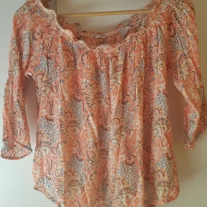 off shoulder tröja strl M/S - fin off shoulder tröja perfekt för sommaren, står ingen storlek men skulle tippa på M eller S. använd några gånger men fortfarande bra kvalitet. 70kr + frakt. 