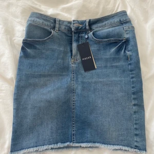 Jeanskjol Vero Moda XS - Superfin jeanskjol från Vero Moda, aldrig använd så lapparna sitter kvar. Finns att hämta utanför Jönköping annars står köparen för frakt 💞