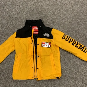 Jacka The North Face x Supreme - INTRESSEKOLL! Jacka i gott skick. Det är en vindjacka - inte regnjacka. Skicka bud privat! 
