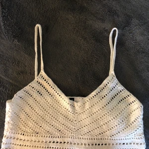Stickad topp  - Denna är använd ett fåtal gånger men är i fint skick!! Riktig fin sommar topp🐚
