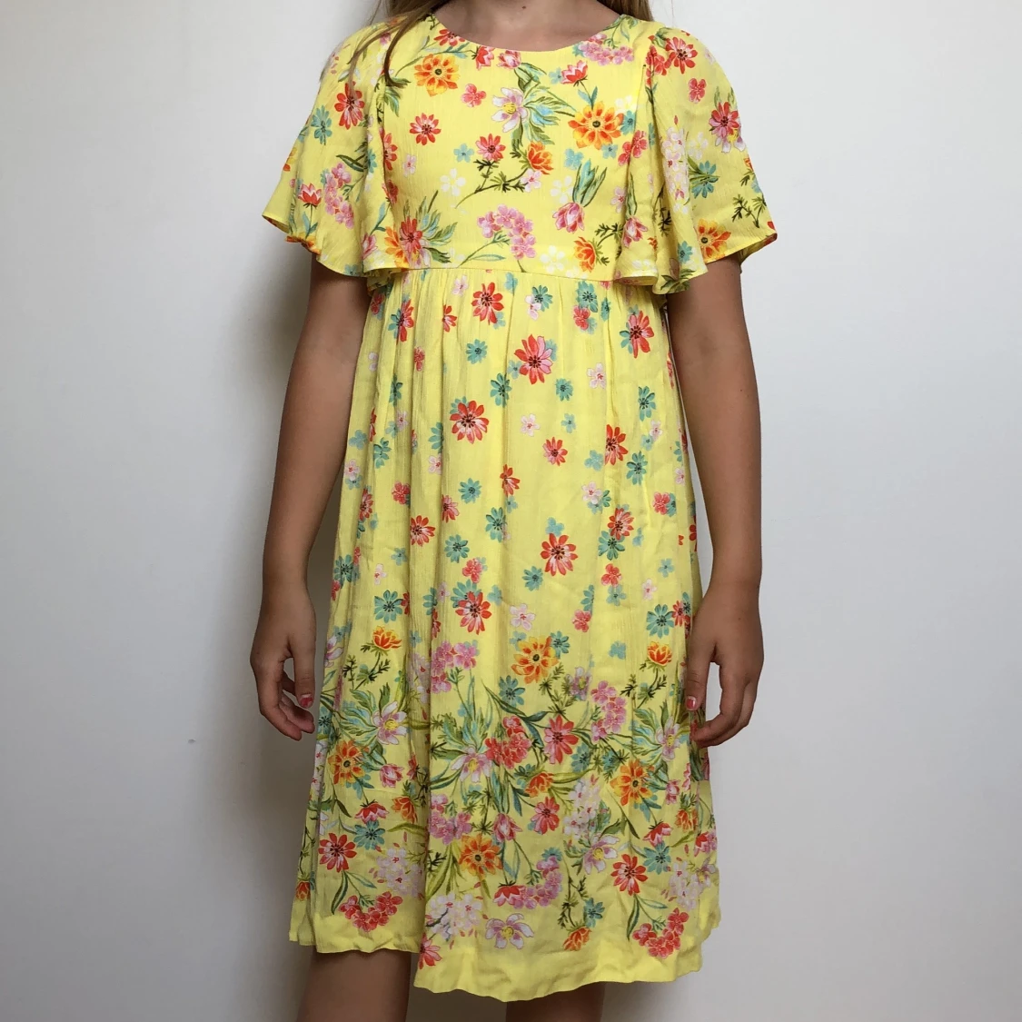 Gul och blommig klänning