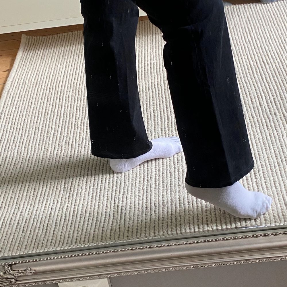 Äääälskar passformen på dessa men de är några cm för korta för mig 😭 hög midja och raka ben! Skönt material 🌸 använda några fåtal gånger. Jag är 166 cm för den som undrar ! Sista bilden ser ni längd, köpare står för frakt ! Djur och rökfritt hem💛. Jeans & Byxor.