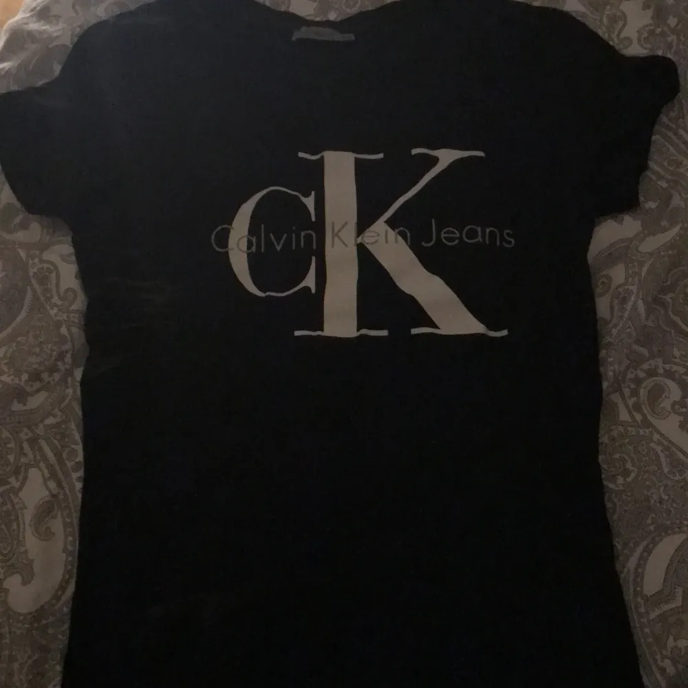 En basic svart Calvin Klein t-shirt i storlek xs, använd en gång. T-shirts.