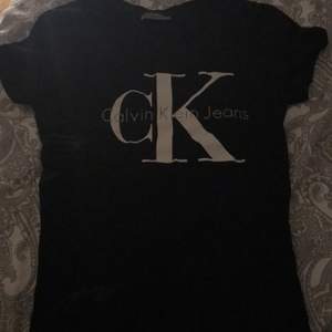 En basic svart Calvin Klein t-shirt i storlek xs, använd en gång