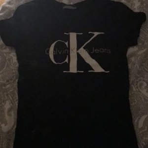 Calvin Klein t-shirt  - En basic svart Calvin Klein t-shirt i storlek xs, använd en gång