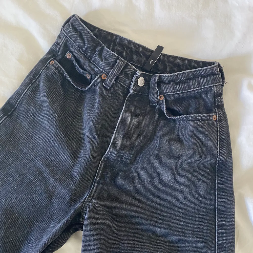Ett par välanvända lite urtvättade weekday jeans i modellen row! Frakt tillkommer❤️❤️ (lite grå i färgen). Jeans & Byxor.
