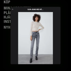 Zarabyxor med slits - Grå högmidjade raka byxor med slits vid ankeln. Storlek 38 och passaren du är mellan 160-170cm s-m. Har klippt av nedersta kanten för en mer sliten och fransig look. Bra skick! Frakt ingår i priset. Pm för fler bilder!