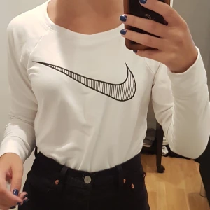 Långärmad Nike stl S - Vit långärmad tröja från Nike. Stl S. Använd 2 ggr, alltså mycket fint skick. Frakt tillkommer (50kr). Är det flera intresserade blir det budgivning!