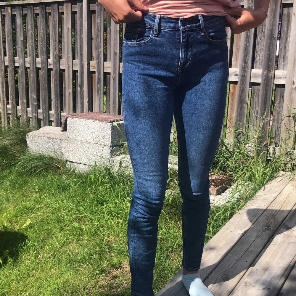 Säljer ett par Calvin Klein jeans i mycket bra skick. Jag är 171/172 cm lång och frakten är + 66kr. Modellen heter Skinny High Rise och är i storlek W26 L32. Kontakta vid intresse, ungefär en XS/S. Jeans & Byxor.