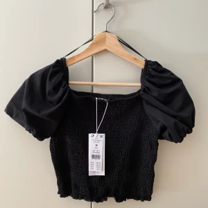 Gina Tricot Top - En fin top från Gina Tricot, den är aldrig använd och är i storlek M, kan skickas!:) 