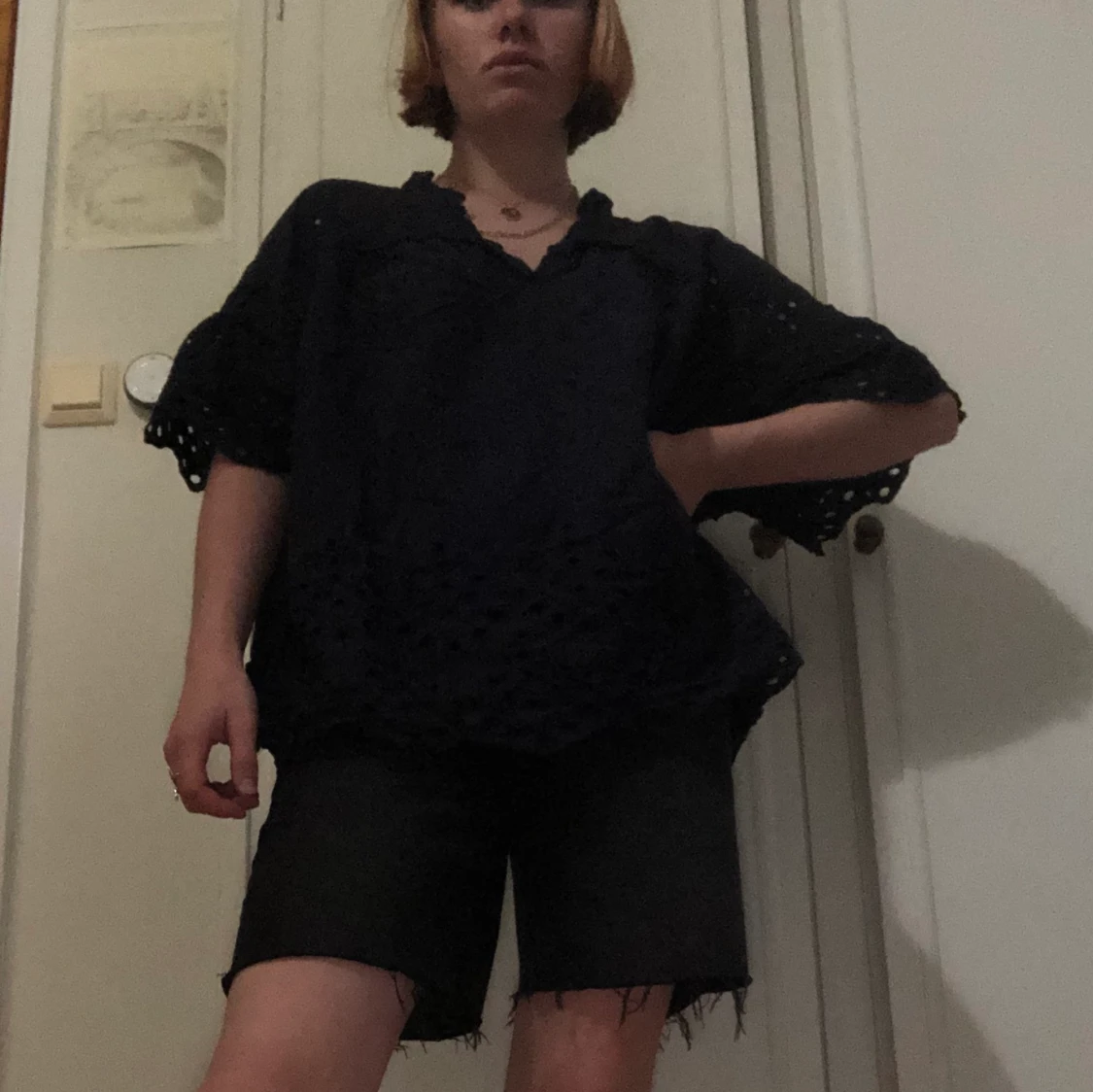 Svart blus med sött broderi