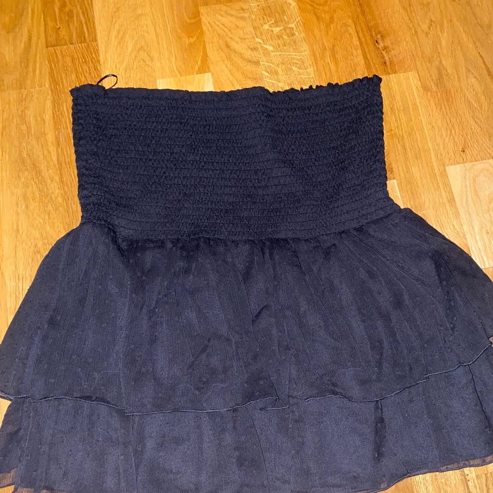 Söt kjol från Gina tricot i stoleken 38. Jag säljer pga att den inte riktigt är min stil! Frakten är inlagt i priset❤️. Kjolar.
