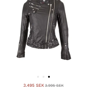 Kenza skinnjacka ÄKTA - Säljer denna jätte fina Kenza jackan. Använd få tal gånger och är ett väldigt fint skick, inga slitningar eller fläckar. Nypris:3995kr mitt pris: 500kr. Självklart äkta.