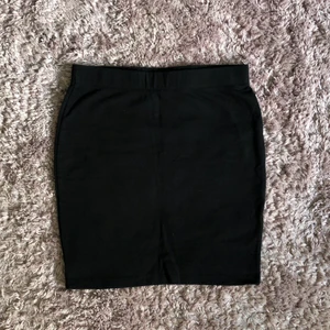 Kort svart kjol - Oanvänd svart tight kjol i stretchigt material. 