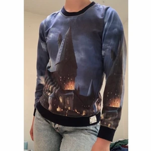 supersnygg tröja - ashäftig tröja med print i form av Hogwarts, alltså trollkarlsskolan från Harry Potter. Jätteskönt material! Endast använd ett fåtal gånger. 