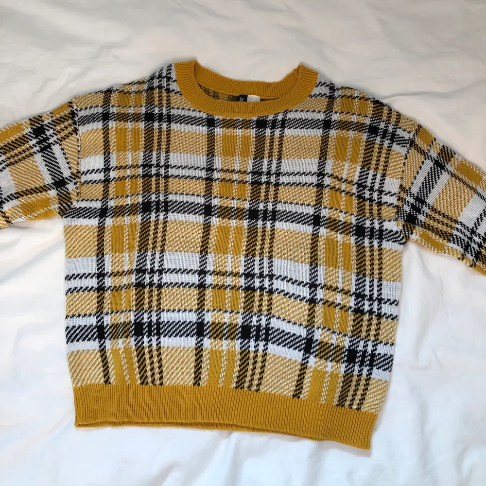 Supermysig rutig stickad tröja i gult från H&M i strl M men passar även S. Inte använd någon gång!! . Stickat.