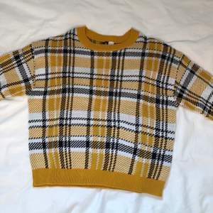 Supermysig rutig stickad tröja i gult från H&M i strl M men passar även S. Inte använd någon gång!! 