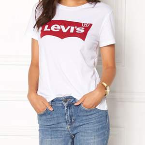 Klassisk t-shirt i bomull från Levi's. T-shirten har märkts logga tryckt framtill samt en rundad halsringning. Längd från axel bak 63 cm, byst 88 cm i stl. S. Modellen är 175 cm och bär stl. S. Maskintvätt 30 grader. Oöppnar