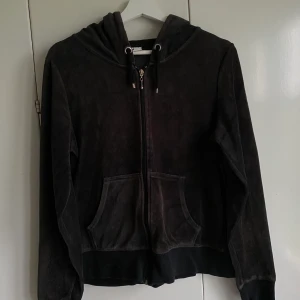 Superfin och mysig mjukiströja i sammet - Supermysig tröja i sammet! Storlek L men skulle säga M. Inte riktigt lika men som nyköpt, samt lite märke på kedjan längst upp (kolla bild 2) annars väldigt gott skick!😍 Priset går att diskutera! Köparen står för frakt🥰    ERBJUDANDE: 2 ziphoodies 170kr!!