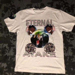 Lil Uzi Vert Eternal Atake Globes - Säljer min endast testade Lil uzi vert t-shirt. Tröjan är i size M för killar och L för tjejer. Möts i Stockholm eller fraktar för 63 kr extra.