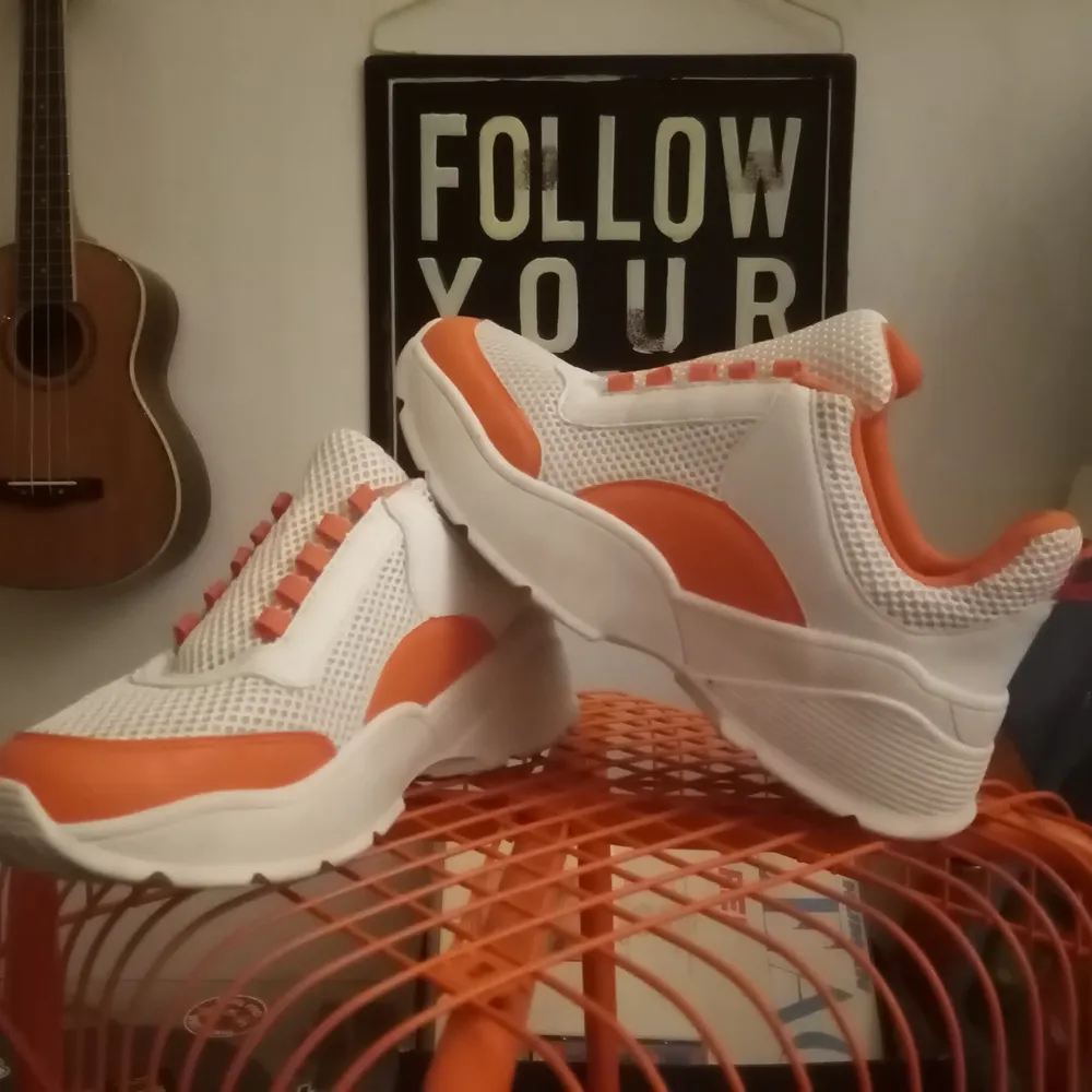 Orange vita sneakers från monki. Skorna är nästan helt nya. Köpte dem för ett litet tag sedan men de var fel storlek så kan inte ha dem. . Skor.