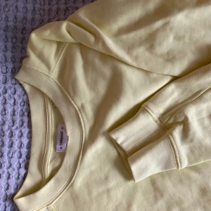 Crocker Sweater  - Gul sweater från Crocker. Jättefin passform och färg! Köparen står för frakten. Använd 2 gånger. Priset kan diskuteras!