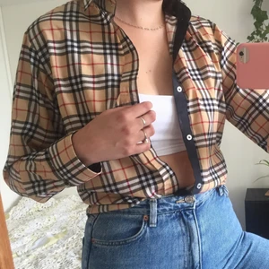 Rutig skjorta retro vintage burrberry - Sällsyn skjorta i klassiskt burrberry-liknande mönster! Inga lappar men uppskattar till en dam 38. Passar snyggt oversize på en XS! Superfint skick, som ny. Köparen betalar frakt (ca 50kr) eller så kan jag mötas i Göteborg!