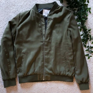 Grön jacka M - Tunn bomber jacka i bra skick. Frakt tillkommer!