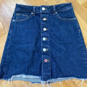 Kjol från HM - Säljer min jeanskjol från HM då den är för stor för mig. Storlek 36 och har bara använt den 1 gång. Säljer för 163kr inklusive frakt 💕