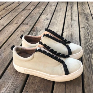 SNEAKERS - Kolla min första annons för mer information 