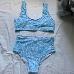  - jättefin oanvänd bekini, i storlek S. Aldrig använd pga för liten♥️ frakt tillkommer! Andra bilden är tagen med blixt 