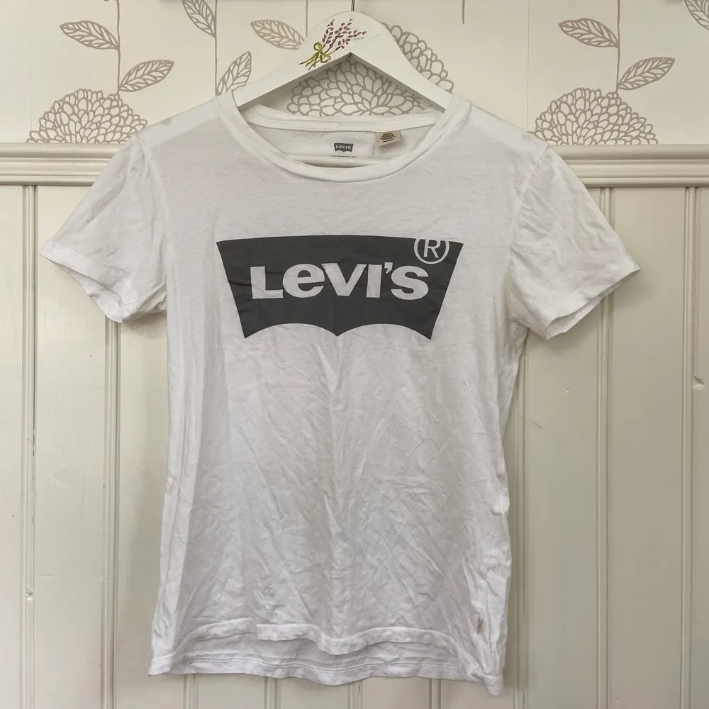 Levis t-shirt i storlek XS för 50kr. Möts upp i Gävle eller fraktar för 22kr.. T-shirts.