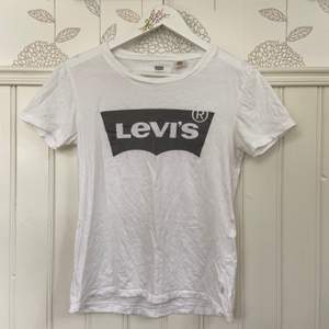 Levis t-shirt i storlek XS för 50kr. Möts upp i Gävle eller fraktar för 22kr.