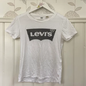 Levis T-shirt  - Levis t-shirt i storlek XS för 50kr. Möts upp i Gävle eller fraktar för 22kr.