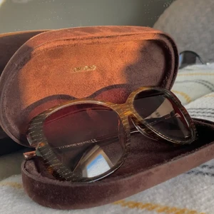 Tom Fords - ❗️sänkt pris❗️Passar perfekt för de som är ute efter den drömmiga y2k/bougie looken! otroligt fina Tom Fords med minimal repa(absolut inget man tänker på dock) fodral i fint skick medföljer <3 (priset är diskuterbart)