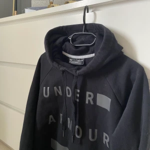 Under armour hoodie - Nu säljer jag min snygga under armour hoodie som jag köpte i usa för 600 kr, säljes för 200 kr (frakten är inräknad)