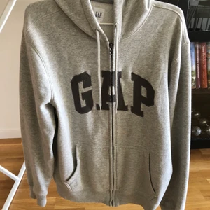 GAP hoodie - Gap hoodie i använt skick:) strl M. 250kr. Tar swish:)