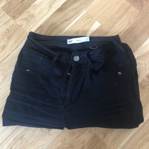 Svarta Molly jeans gina - Jeans ifrån Gina i modellen Molly, i väldigt bra skick förutom att jag försökt klippa bort lappen där bak då jag tyckte den var störig. Storlek S