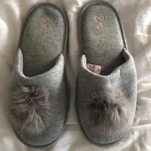 Victoria Secret tofflor - Gråa Victoria secret tofflor som använts ett fåtal gånger, väldigt sköna och mjuka, väldigt bra skick, nypris ca 400kr