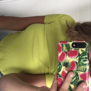 neon gul t shirt  - köpt på zara för 150 kr , säljer för 30 kr + frakt. storlek s