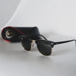 Ray-Ban solglasögon - Snygga ray-ban solglasögon med fodral. Har skaffat glasögon med styrka, så kan ej använda dessa längre.