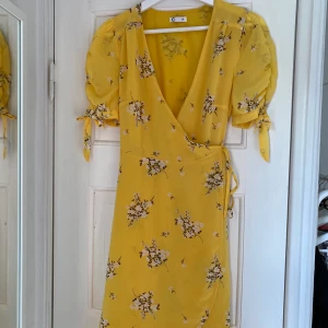 Sommar klänning - Jättefin gullig sommarklänning💛