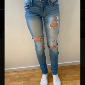 Hollisterjeans - Blåa jeans med hål från Hollister, W 24 & L 31! Köparen står för frakten🥳