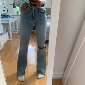 Jeans  - Säljer dessa super fina jeans från zara i bra kvalitet. Säljer för 150 kr + frakt. De är i strlk 34.