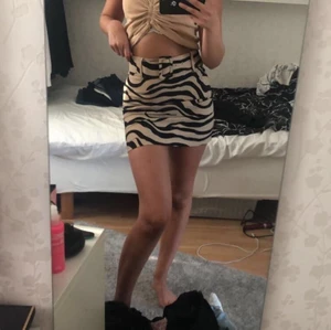 Kjol - Kjol från ginatricot, säljer vid bra bud då jag inte är helt säker om jag ska sälja! Zebra mönster, storlek Xs! Är stretchig! Budgivning!                                                        Köparen står för frakt! 