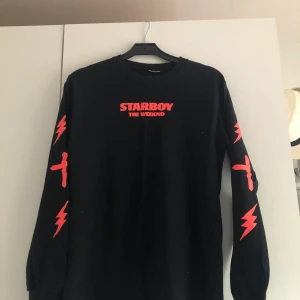 The Weeknd starboy longsleeve - Säljer en helt ny The weeknd starboy longsleeve. Det står ingen size på den men jag skulle säga att den sitter som en XS. Den är helt oanvänd. Tar bud från 150 kr. Frakt tillkommer