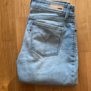 Levis Demi Curve Mid Rise Skinny - Kom med bud! Levis. Avklippta och klippta i knäna, väldigt sköna. Bjuder på frakten.