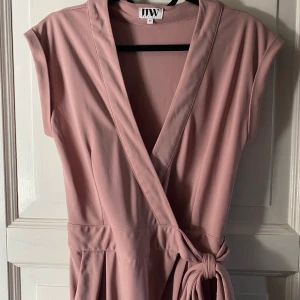 Byxdress i en lila/rosa färg  - Anväd en gång, storlek xs men passar även S. Okänt märke. 