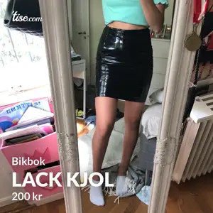 Lack kjol från bikbok. 200kr. Frakt elelr mötas upp i Stockholm!