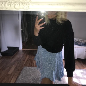 Mysig tröja - En jätte mysig fin tröja i mjukt matrial som jag tror är samet. Den är i fint skick.